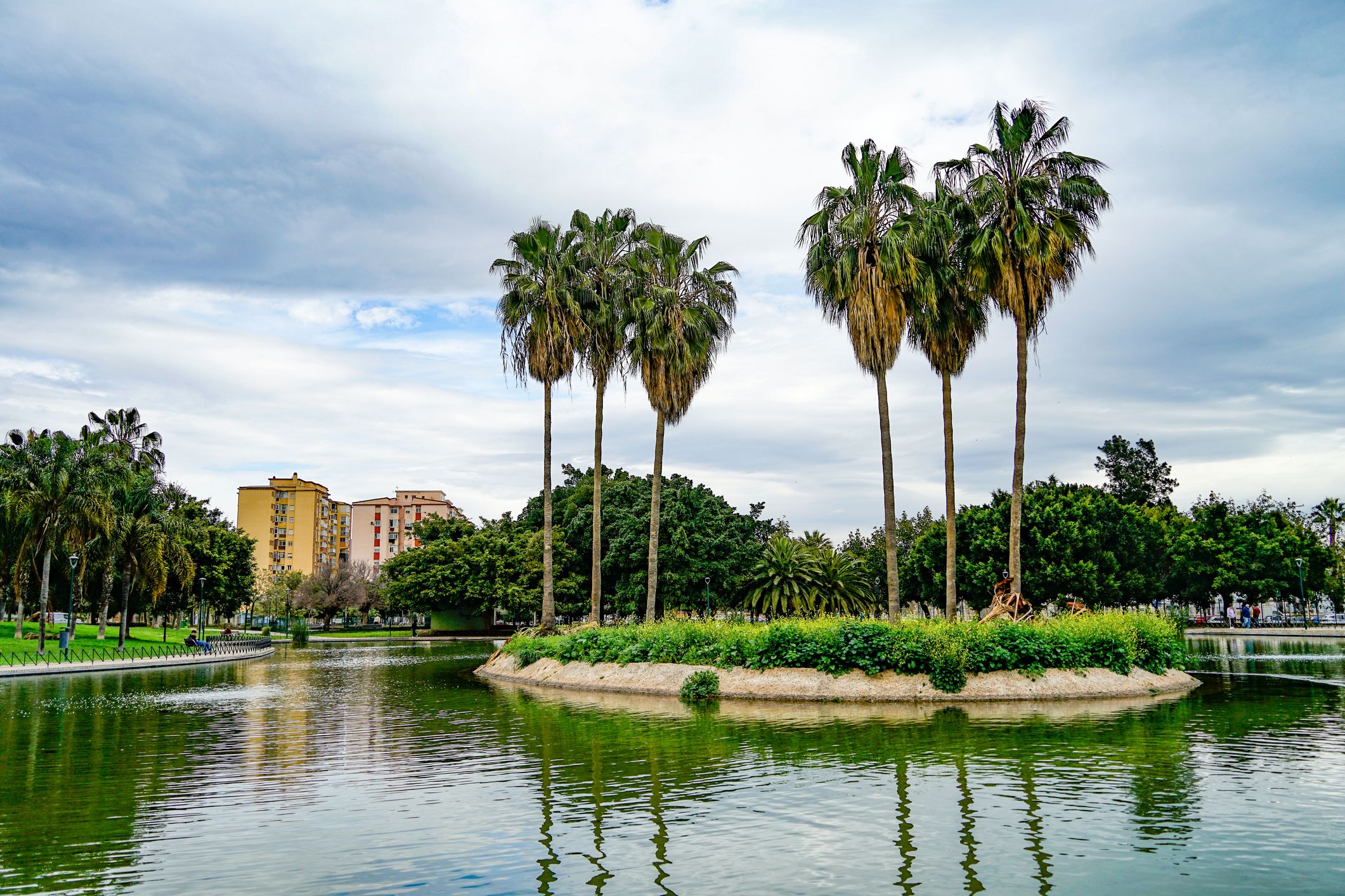 Parque de Huelin en Málaga, una de las zonas más demandadas para comprar vivienda cerca de la playa.