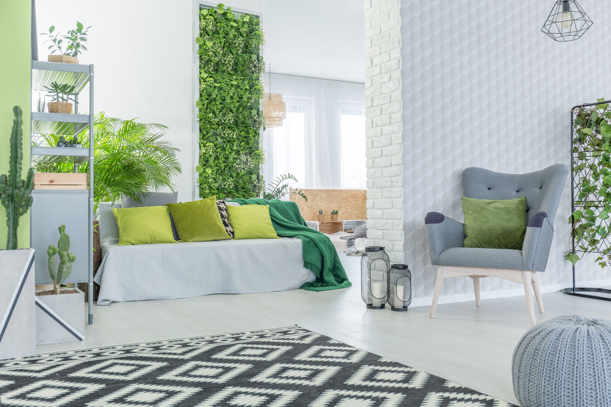 Plantas y jardín vertical para separar ambientes en una vivienda moderna y luminosa