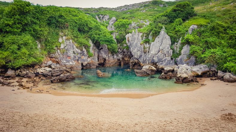 Vista de la playa de Gulpiyuri en Asturias, una de las playas más curiosas de España en 2026 por su formación interior conectada al mar.