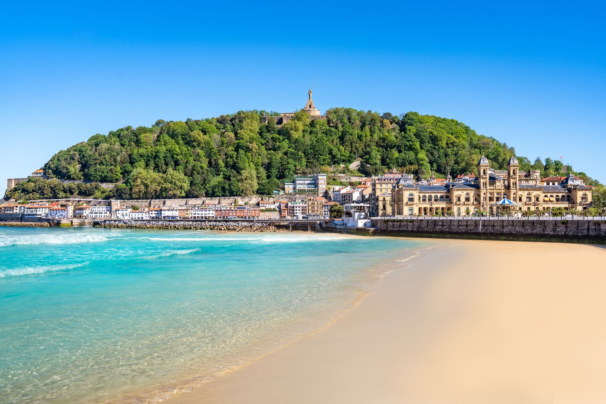 Vista de la playa de La Concha en San Sebastián, una de las mejores playas urbanas de España en 2026 por su paisaje, calidad de vida y aguas tranquilas.
