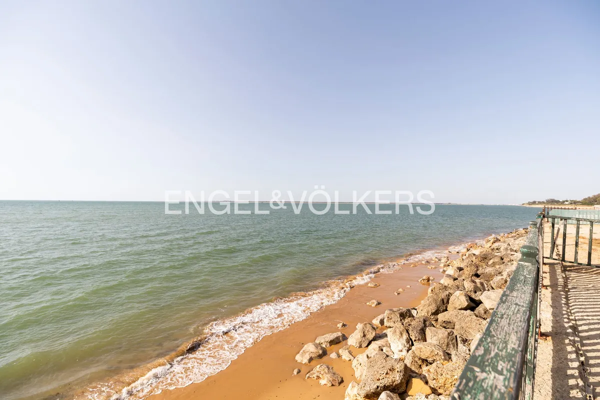 Vista de las mareas en la playa de La Jara en Sanlúcar de Barrameda junto al mar