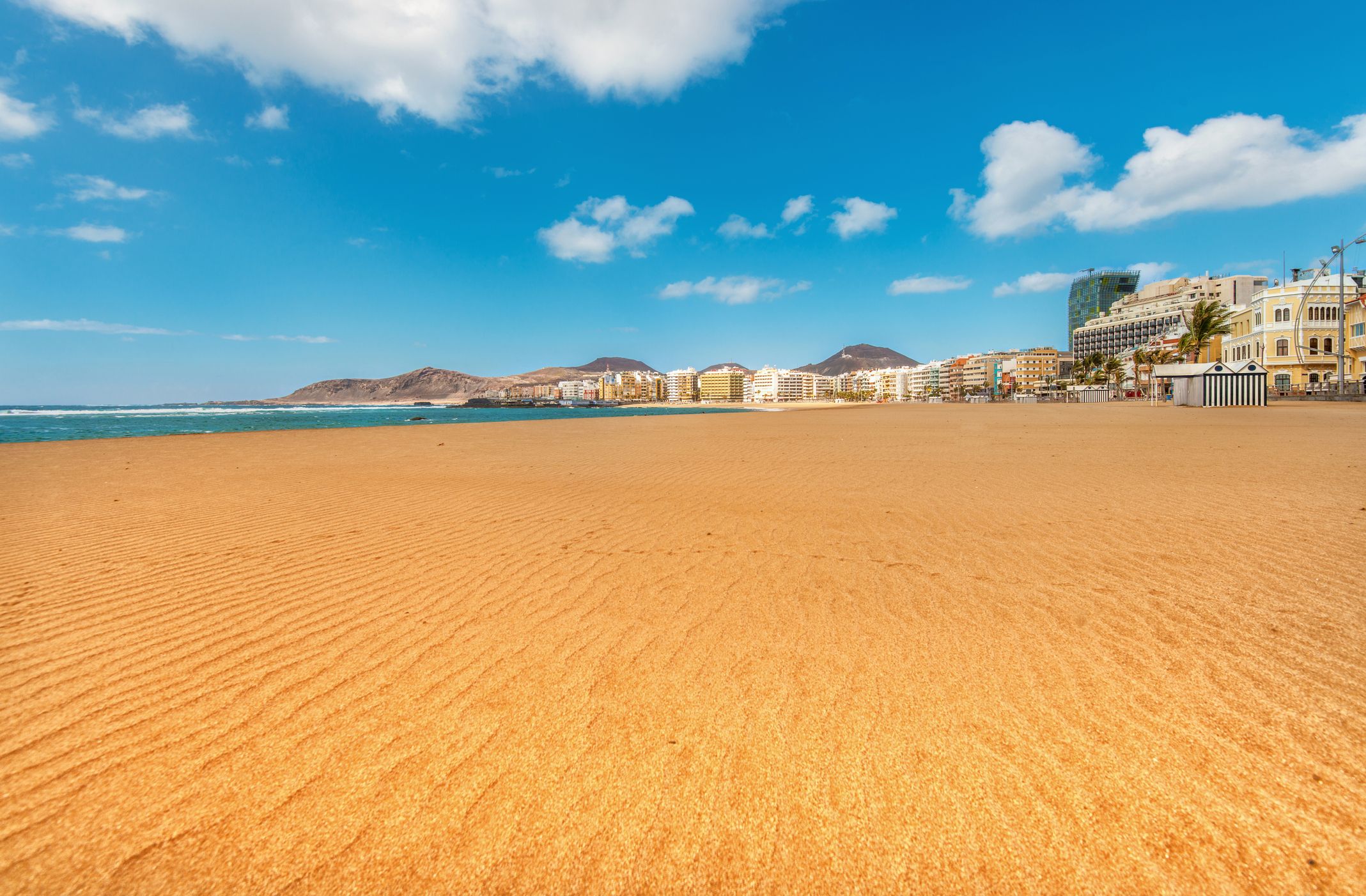 Vista panorámica de la playa de Las Canteras en Las Palmas de Gran Canaria, una de las mejores playas urbanas de España en 2026 por su clima y calidad de vida.