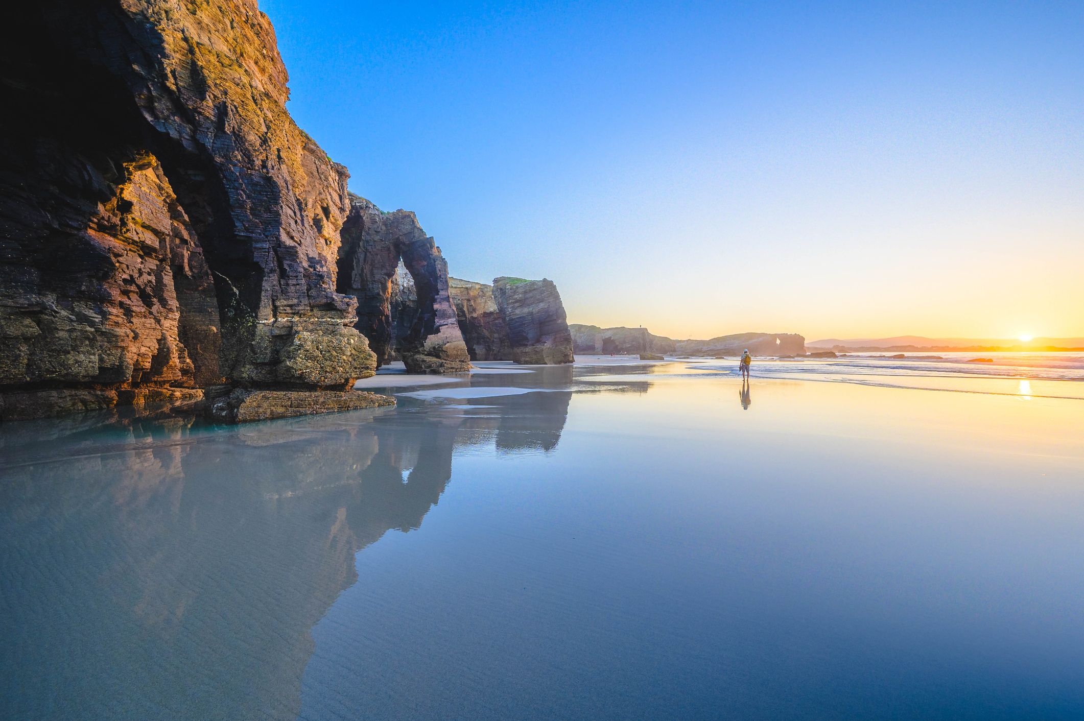 Vista de la playa de Las Catedrales en Ribadeo, Galicia, famosa por sus arcos rocosos naturales y considerada una de las mejores playas de España en 2026.