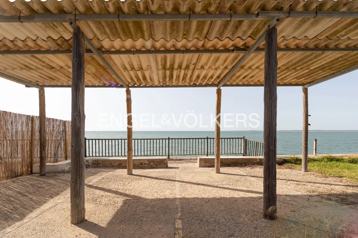 Porche con vistas al mar en casa de playa de Sanlúcar de Barrameda junto a la desembocadura del Guadalquivir