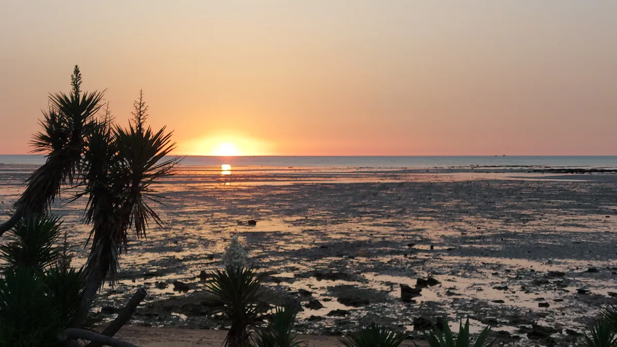 Puesta de sol sobre las mareas de la playa de La Jara en Sanlúcar de Barrameda