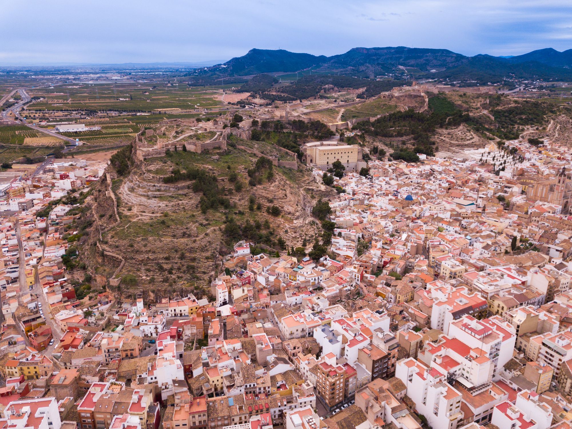 Vista aérea de Sagunto, uno de los municipios más asequibles cerca de Valencia para comprar vivienda en 2026