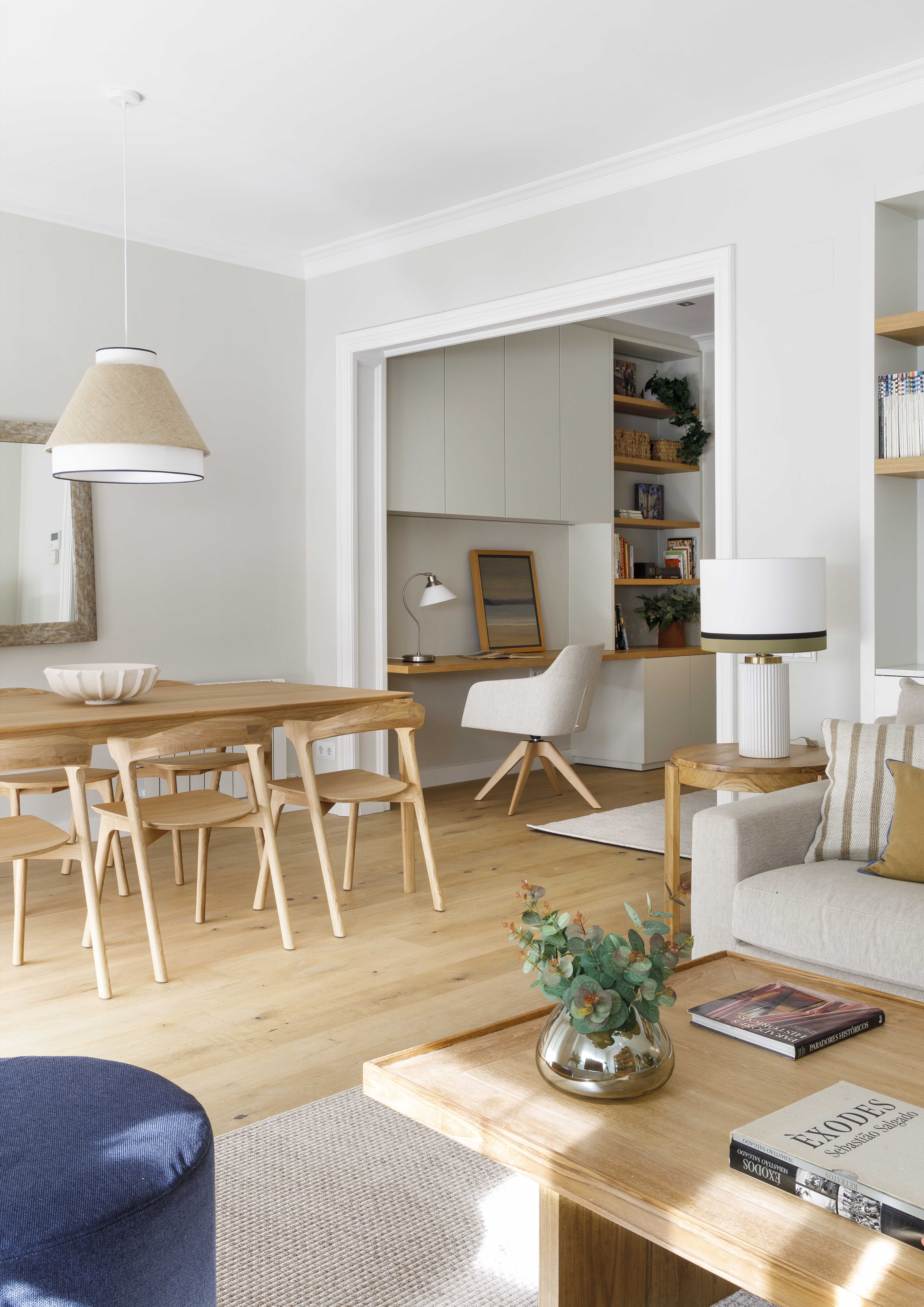 Salón comedor con despacho integrado y muebles de madera en una vivienda familiar reformada