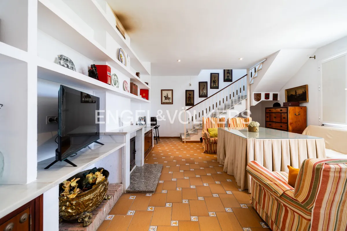 Salón principal de casa en la playa de Sanlúcar de Barrameda con suelos andaluces y zona de estar luminosa