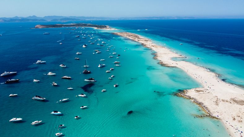 Vista aérea de Ses Illetes en Formentera, una de las mejores playas de España en 2026 por sus aguas cristalinas, arena blanca y entorno natural protegido.