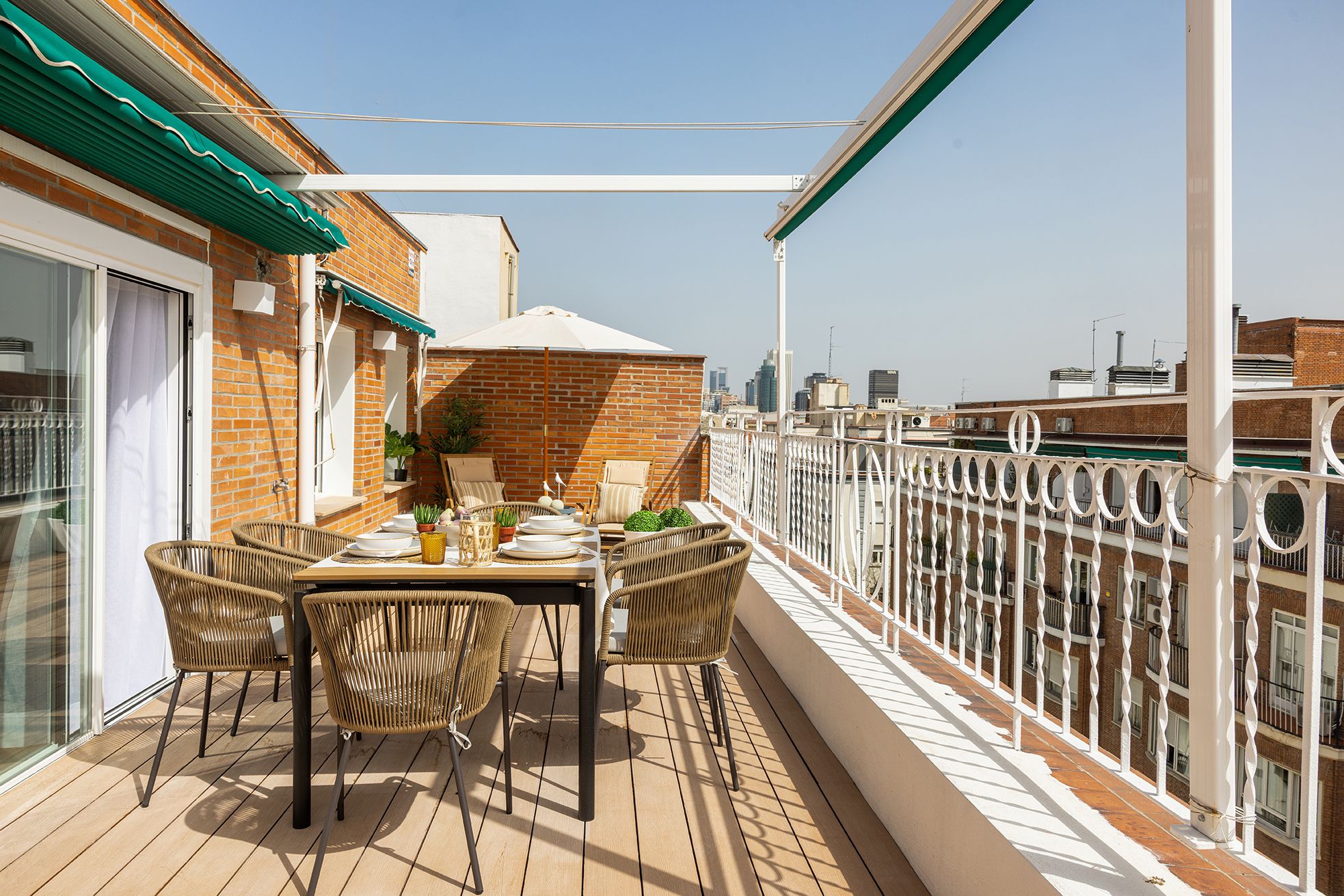 Comedor exterior en una amplia terraza urbana de Chamberí con vistas a Madrid, diseñado para aumentar el valor percibido de una vivienda mediante espacios al aire libre funcionales y atractivos.