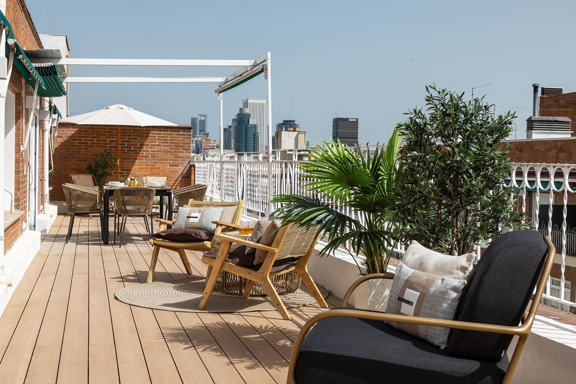 Gran terraza urbana con zonas de estar y comedor exterior en una vivienda de Madrid, diseñada para aumentar el valor percibido de una vivienda mediante interiorismo y aprovechamiento del espacio exterior.