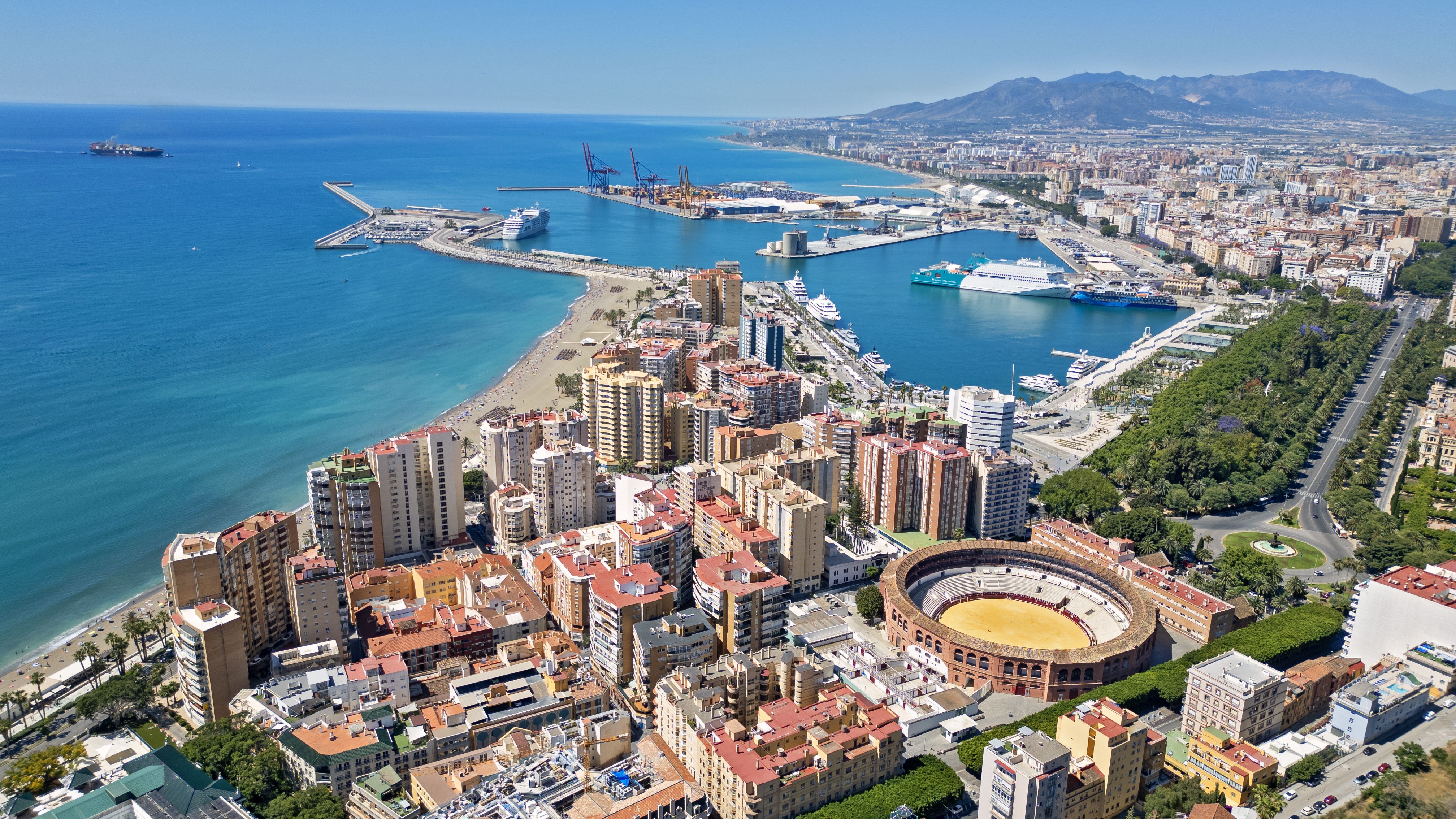 Vista aérea de Málaga con la playa de La Malagueta, el puerto y varios de los barrios más demandados para comprar vivienda.