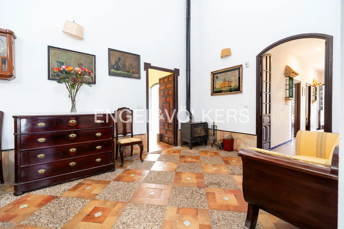Zona de paso y distribuidor en casa de la playa de Sanlúcar de Barrameda con decoración clásica andaluza