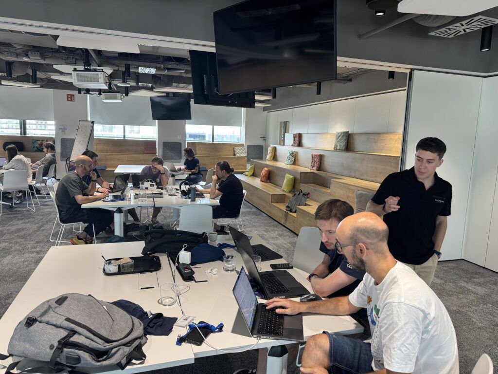 Fotocasa impulsa una Hackathon basada en 'AI Agents' para transformar el futuro del sector inmobiliario - Fotocasa Life Imagen de una jornada del Hackathon de Fotocasa