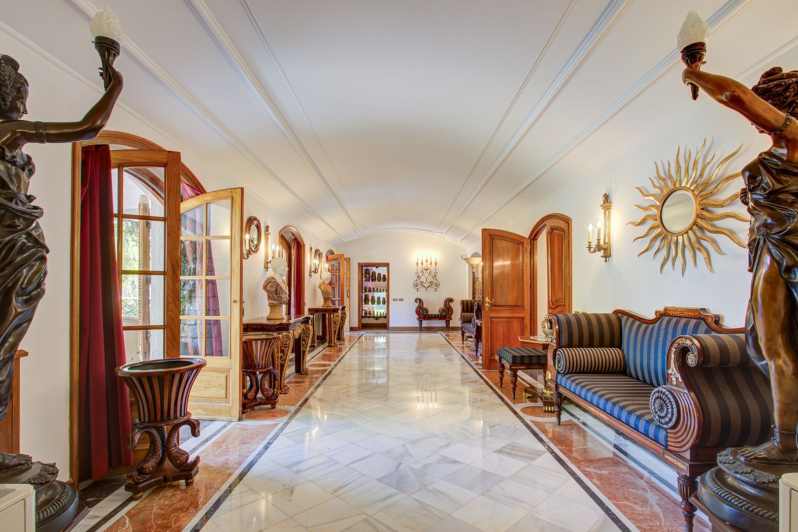 La histórica villa diplomática de Roger Tur Pallier, del 1947, en venta en Sitges por 7,5 millones de euros - Fotocasa Life La histórica villa diplomática de Roger Tur Pallier, del 1947, en venta en Sitges por 7,5 millones de euros - Fotocasa Life - inmobiliarias, noticias, walter haus, walter hays - inmobiliarias - Ubicada en Terramar, una de las urbanizaciones más cotizadas de la localidad costera de Sitges (Barcelona), la mansión fue construida en 1947 para Roger Tur Pallier, cónsul honorario de Francia en Zaragoza entre los años 1949-1972