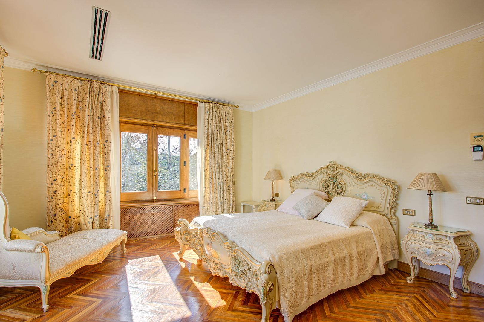 La histórica villa diplomática de Roger Tur Pallier, del 1947, en venta en Sitges por 7,5 millones de euros - Fotocasa Life La histórica villa diplomática de Roger Tur Pallier, del 1947, en venta en Sitges por 7,5 millones de euros - Fotocasa Life - inmobiliarias, noticias, walter haus, walter hays - inmobiliarias - Ubicada en Terramar, una de las urbanizaciones más cotizadas de la localidad costera de Sitges (Barcelona), la mansión fue construida en 1947 para Roger Tur Pallier, cónsul honorario de Francia en Zaragoza entre los años 1949-1972
