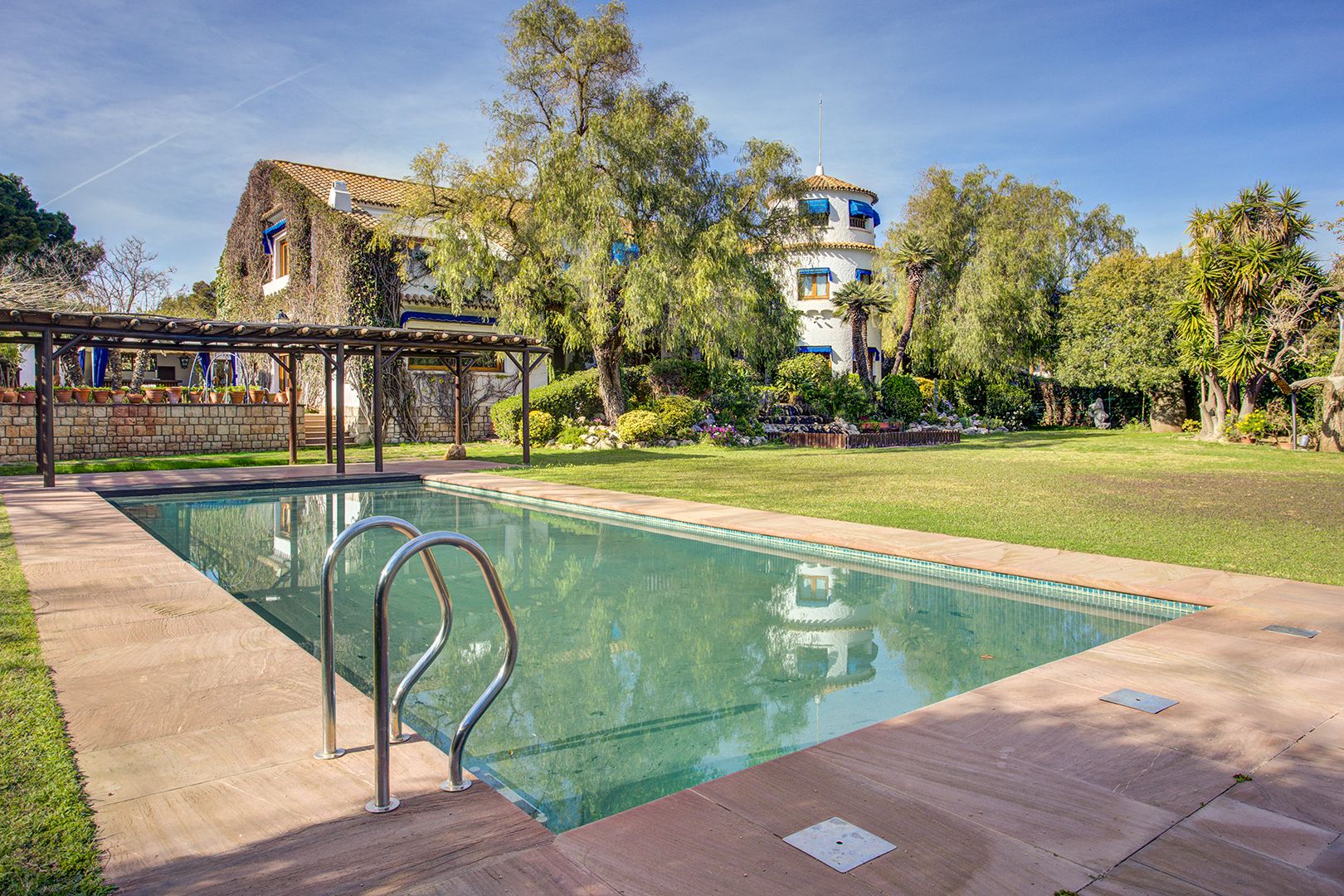 La histórica villa diplomática de Roger Tur Pallier, del 1947, en venta en Sitges por 7,5 millones de euros
