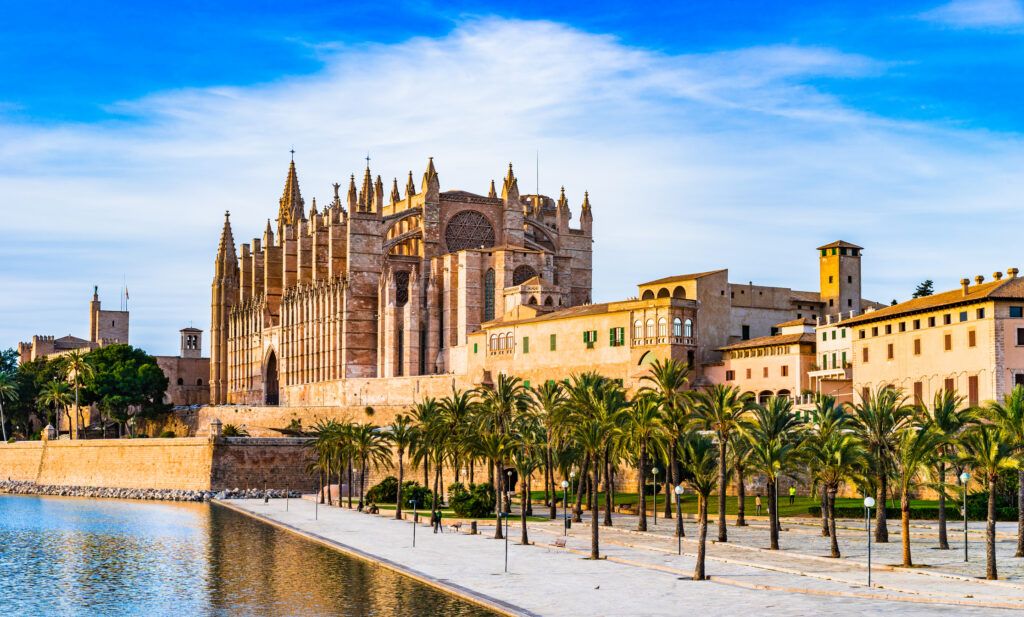 Los 5 mejores pueblos de Mallorca para vivir todo el año en 2026 - Fotocasa Life Catedral La Seu, Palma de Mallorca