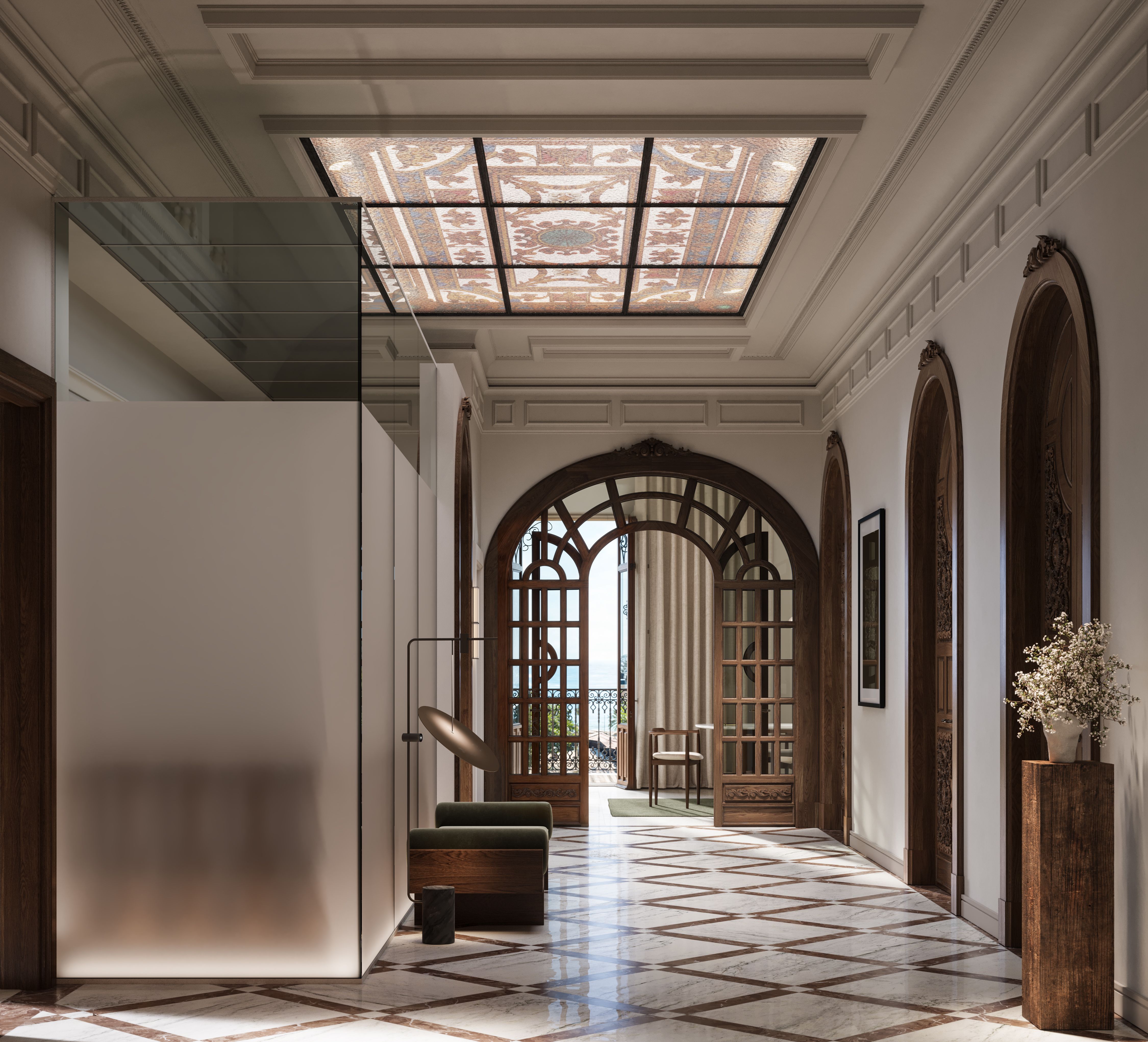 Pasillo de las zonas comunes de Be Grand El Limonar con lucernario restaurado, carpinterías históricas y detalles arquitectónicos originales