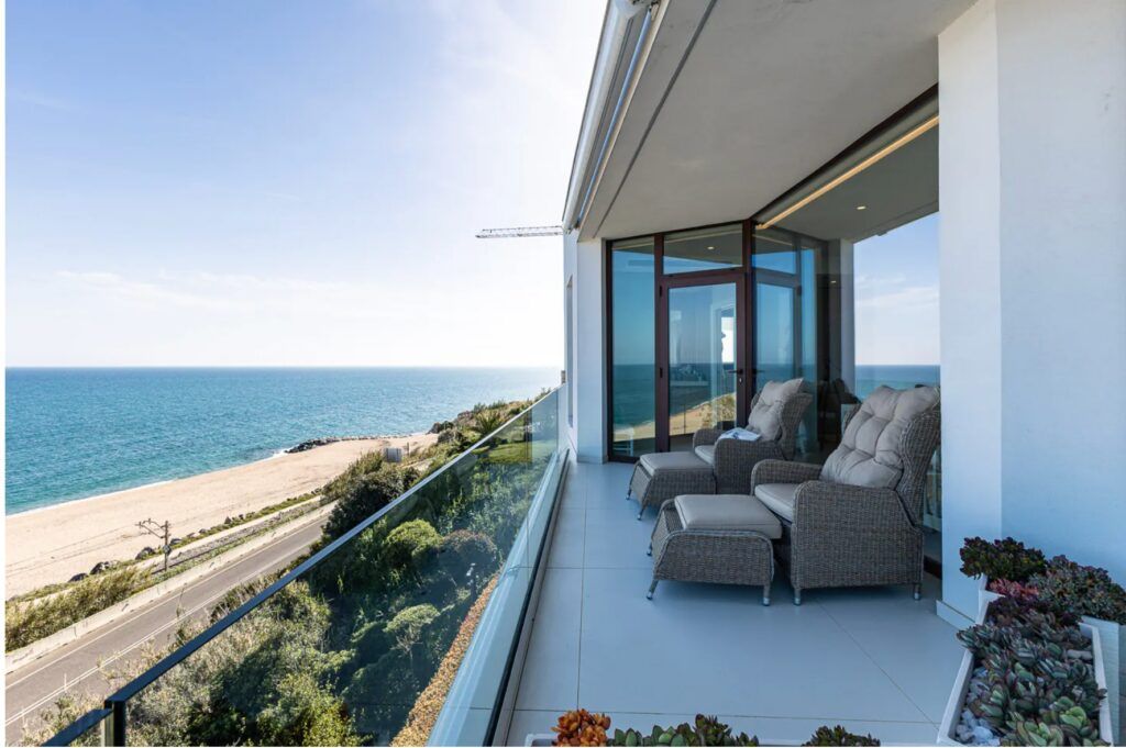 La espectacular casa en Sant Pol de Mar que convierte el Mediterráneo en parte de la decoración