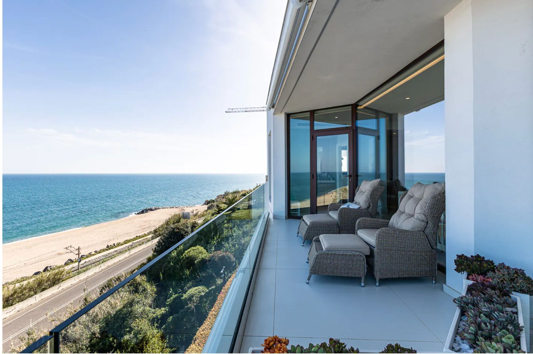 La espectacular casa en Sant Pol de Mar que convierte el Mediterráneo en parte de la decoración