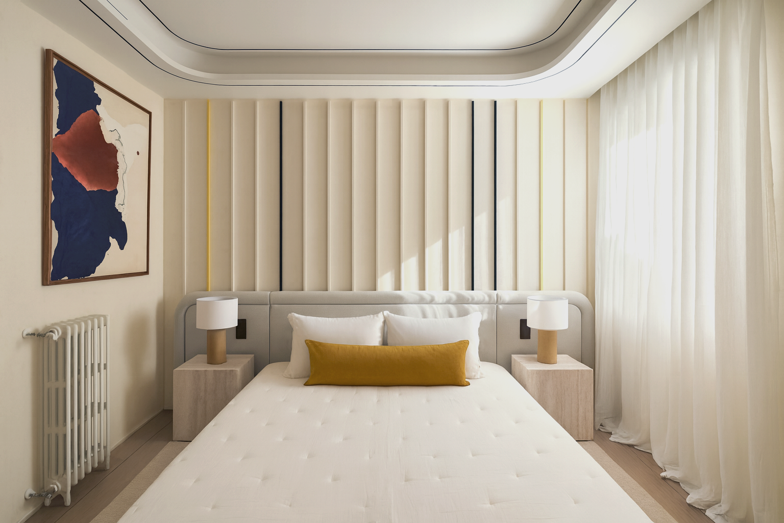 Dormitorio elegante con cabecero tapizado a medida, techo curvo con iluminación integrada y decoración en tonos neutros.