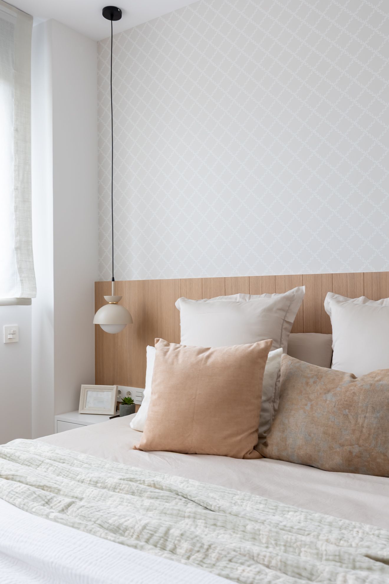 Dormitorio con madera natural y textiles suaves que aportan confort y bienestar