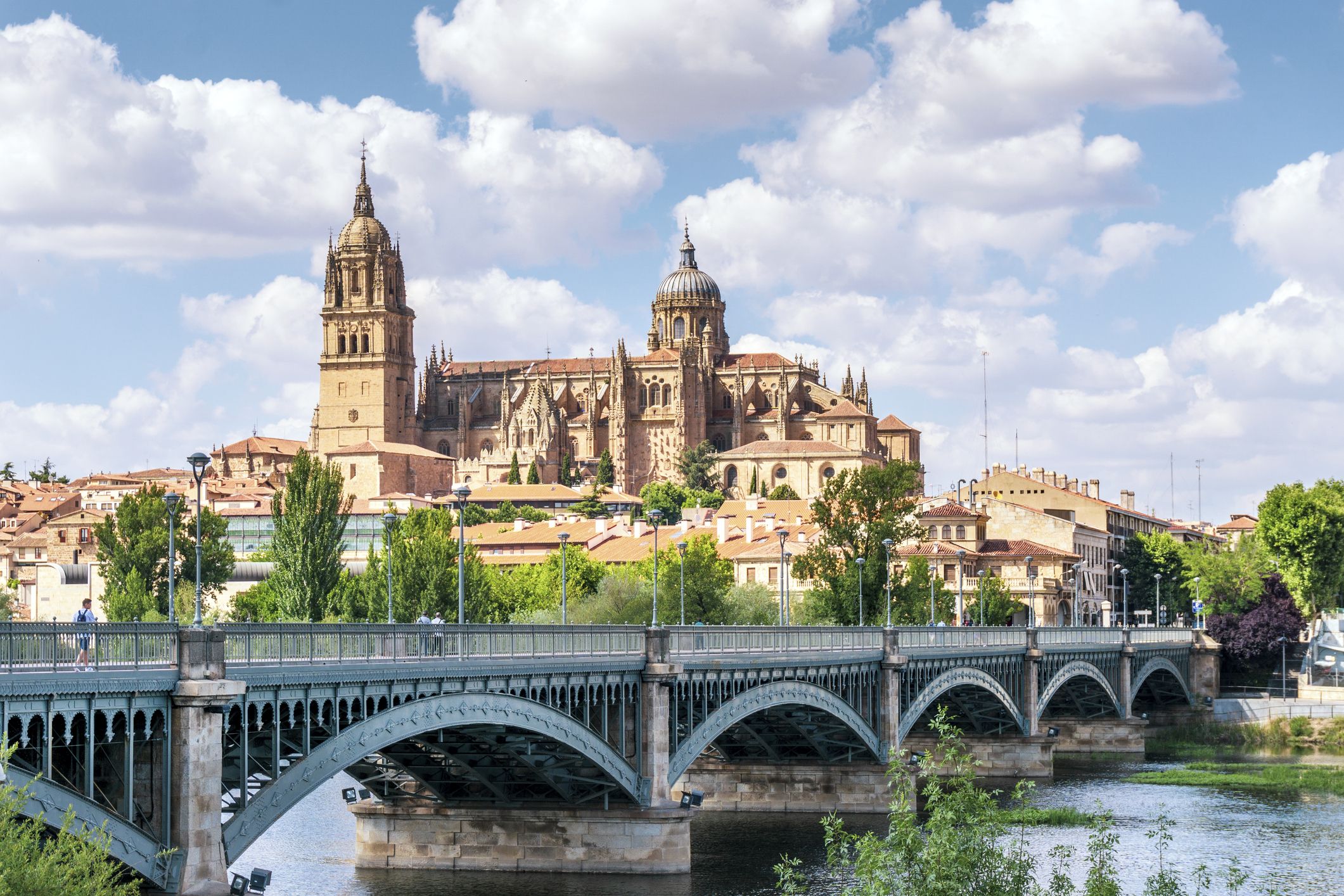 Vista panorámica del centro histórico de Salamanca con la Catedral y el Puente Enrique Estevan, una de las zonas más demandadas para vivir en la ciudad.