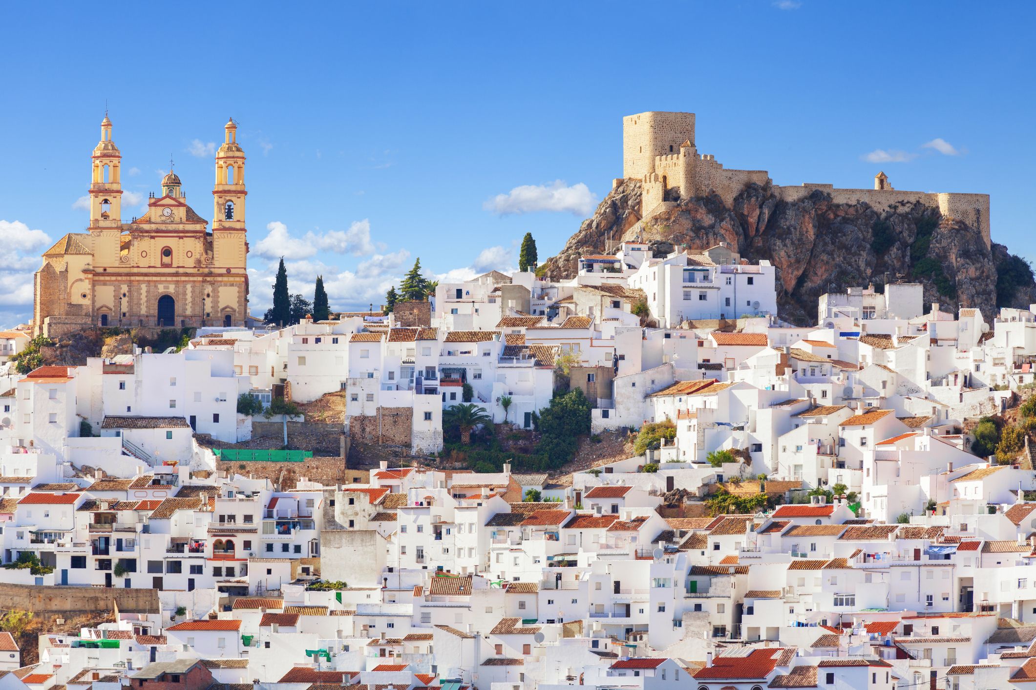 Vista panorámica de Olvera, uno de los Pueblos Blancos de Cádiz, con sus casas encaladas y su casco histórico protegido.