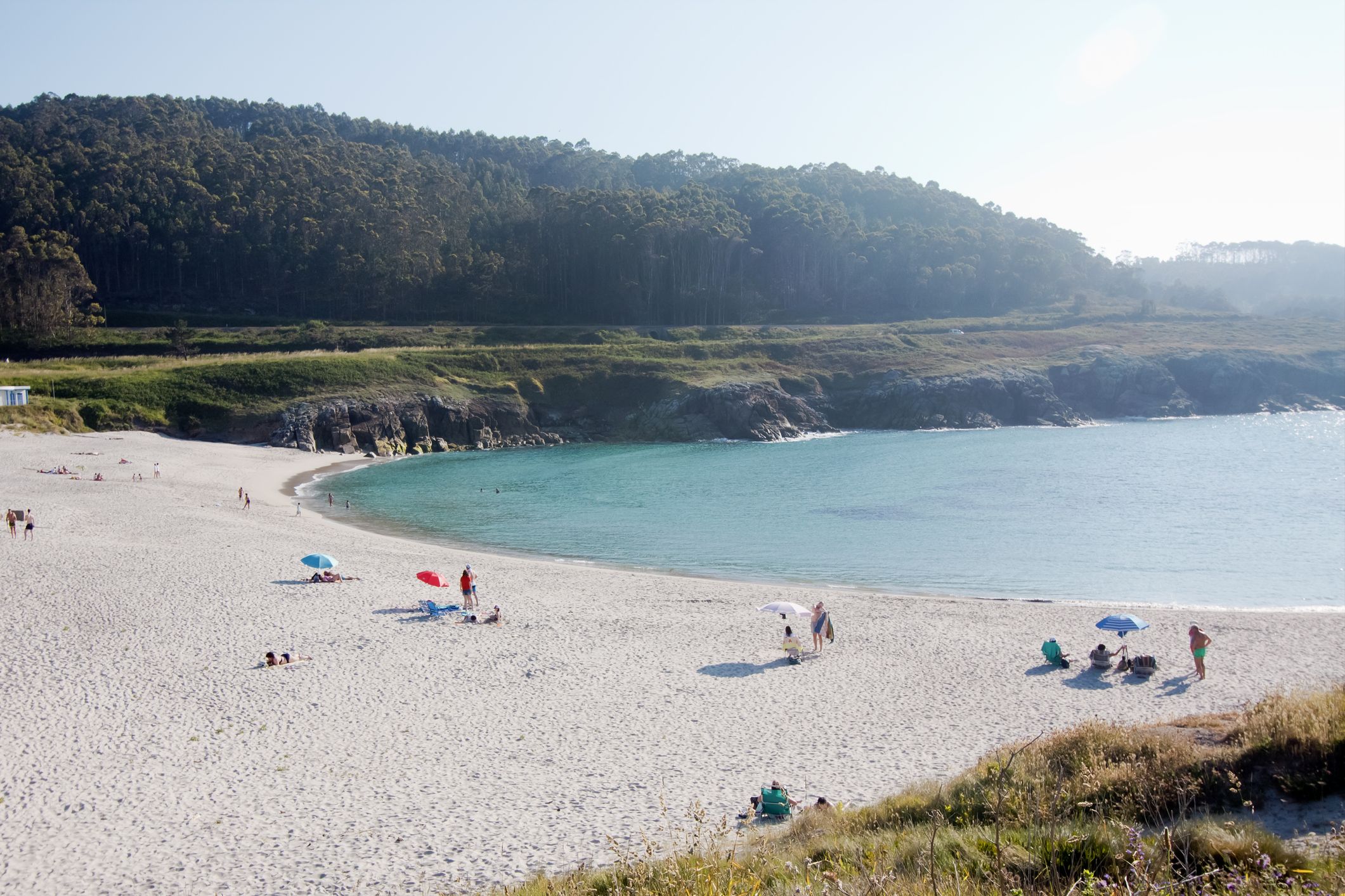 Playa de A Marosa en Burela, Lugo, uno de los pueblos costeros donde 40.000 euros permiten comprar más metros de vivienda junto al mar.