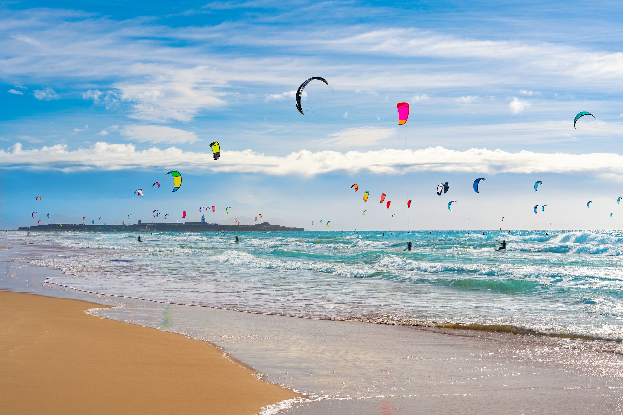 Kitesurfistas en la playa de Los Lances, Tarifa (Cádiz), uno de los destinos más populares para practicar deportes de viento en España.