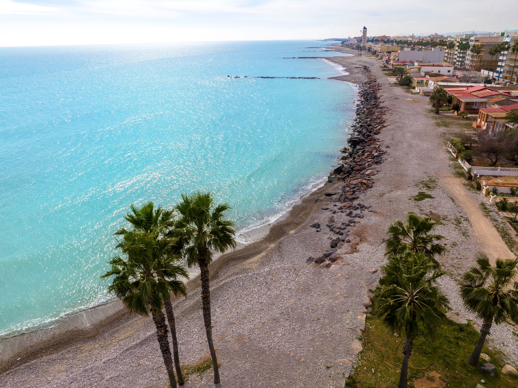 Vista aérea de la playa de Nules en Castellón junto al mar Mediterráneo, una de las zonas residenciales más tranquilas de la costa valenciana.