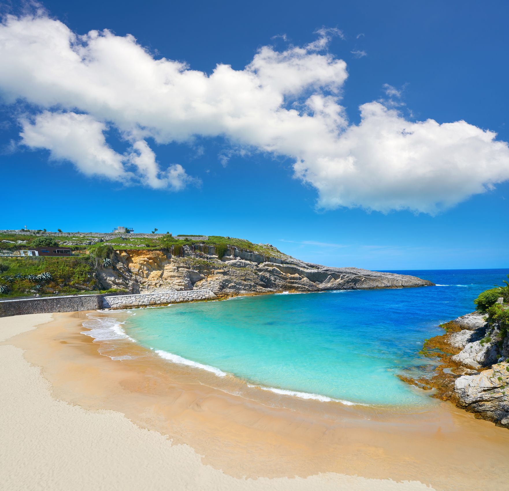 Llanes, elegido mejor destino de playa de España de 2026: ¿cómo se vive en esta localidad asturiana? - Fotocasa Life Playa de El Sablón en Llanes