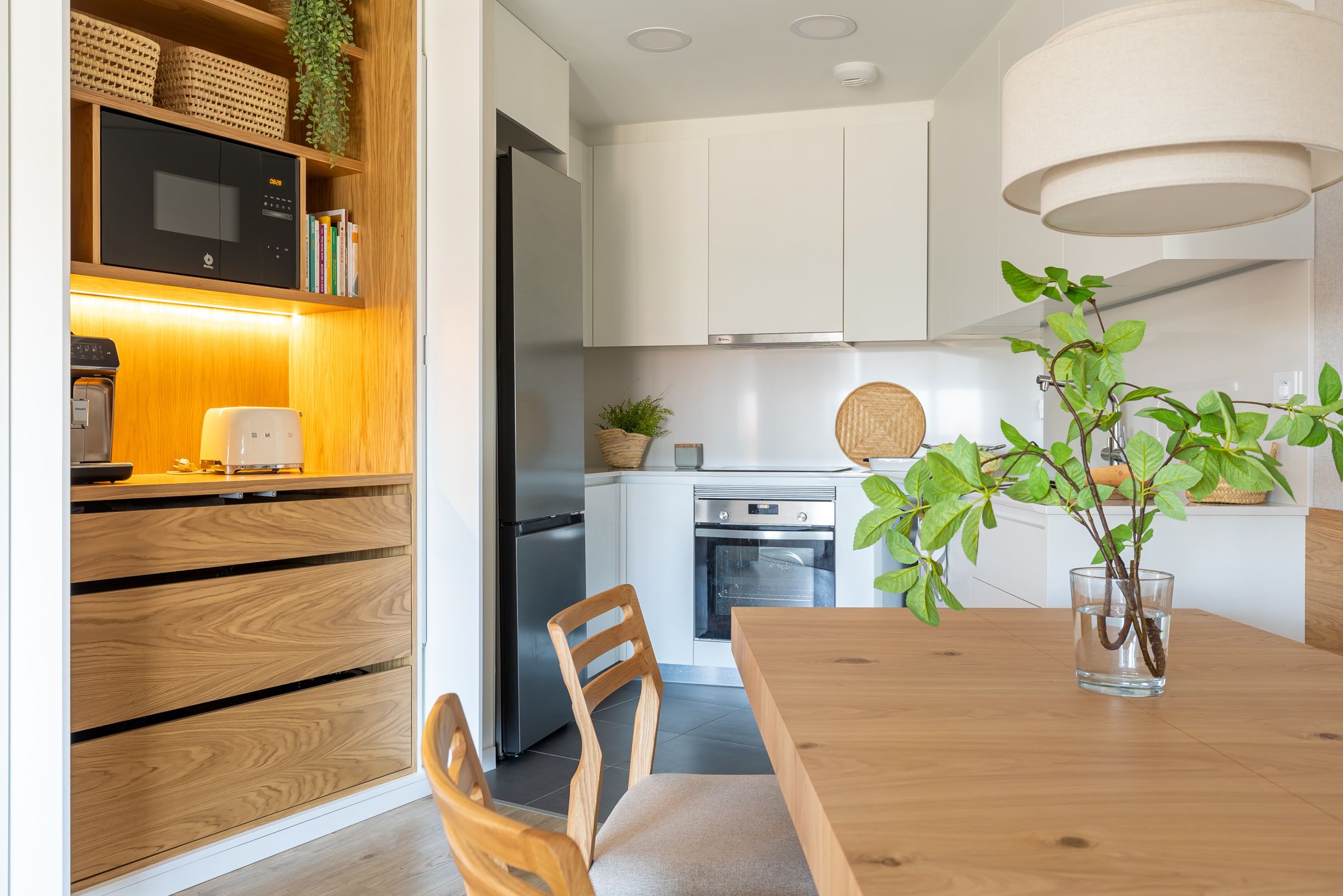 Comedor luminoso con materiales naturales pensado para la desconexión y el bienestar