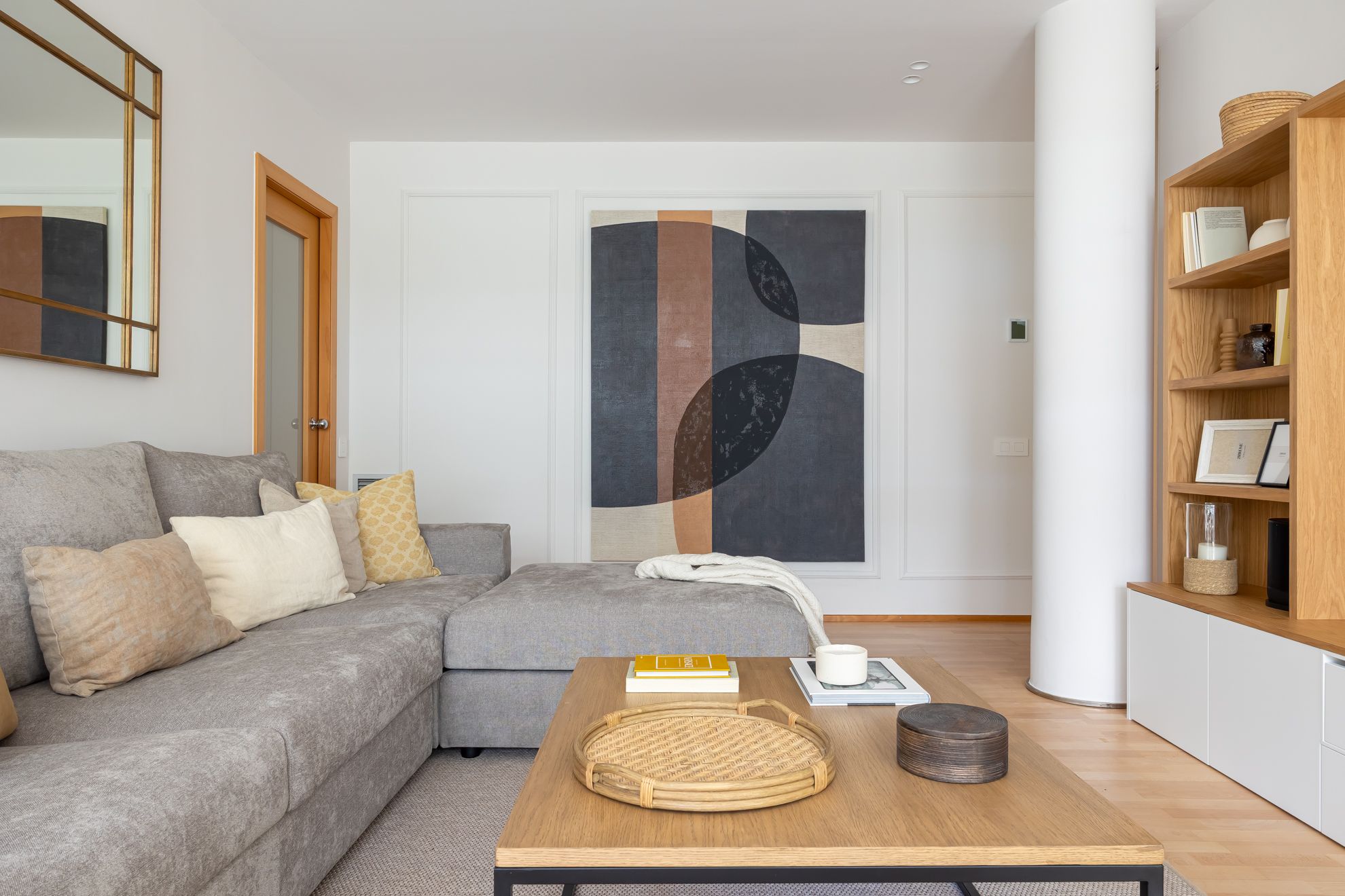 Salón ordenado con decoración equilibrada que ayuda a reducir el ruido visual
