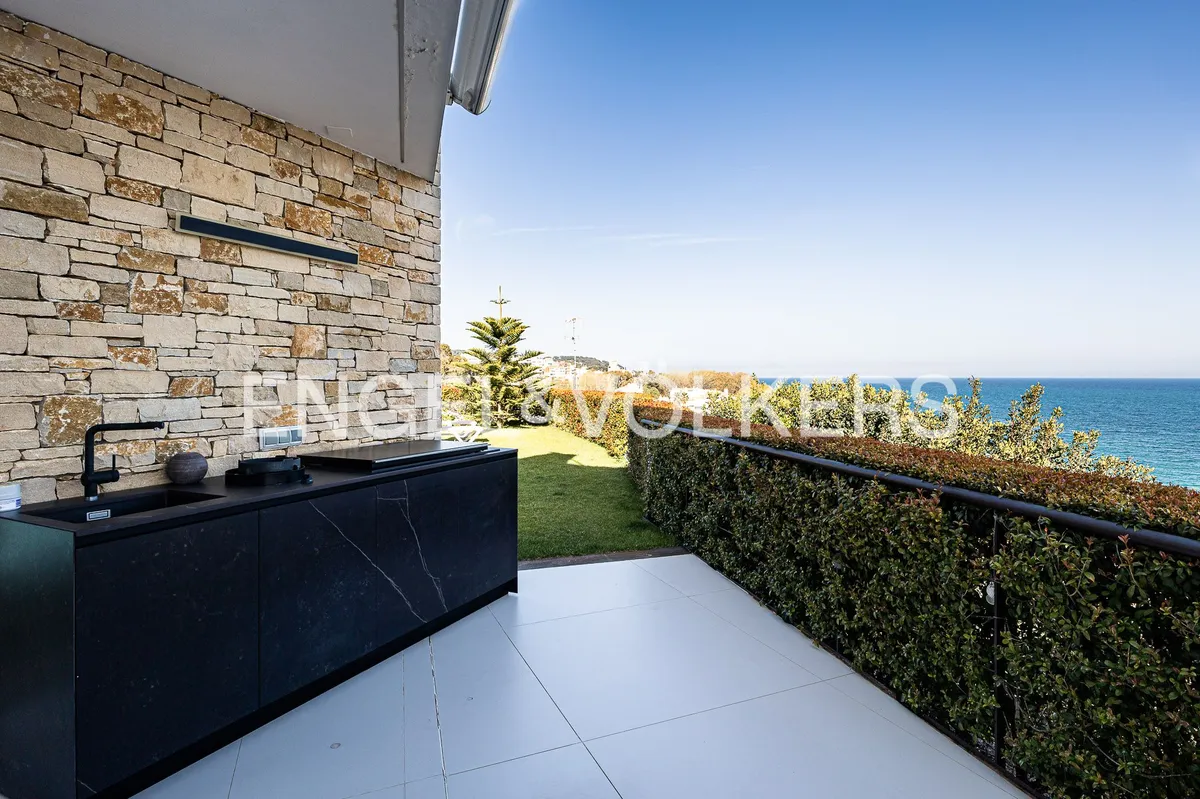 Cocina exterior en la terraza de una casa en Sant Pol de Mar con vistas al Mediterráneo.