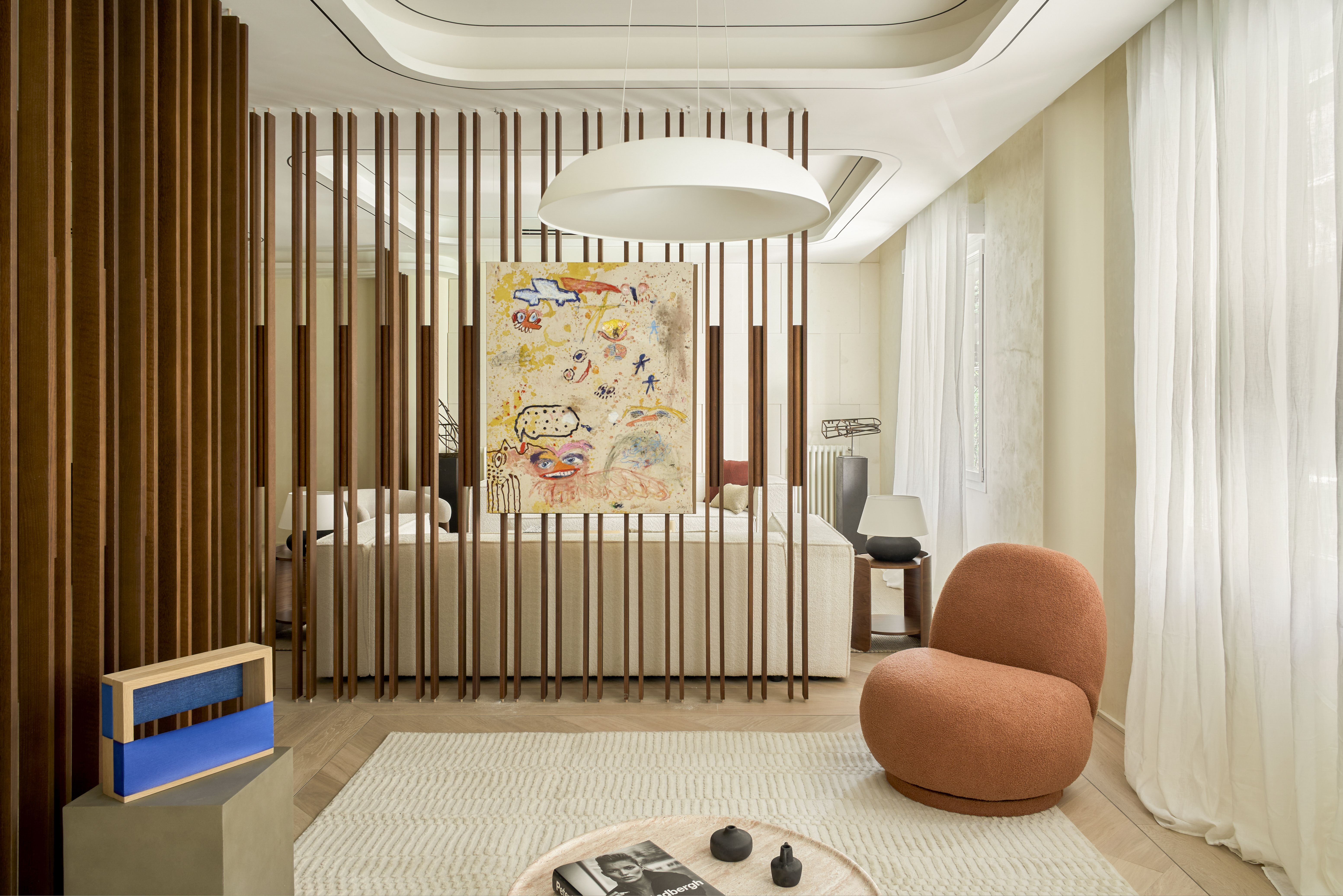 Celosías de madera que separan el salón sin levantar paredes, un truco de decoración para conseguir una casa más elegante.