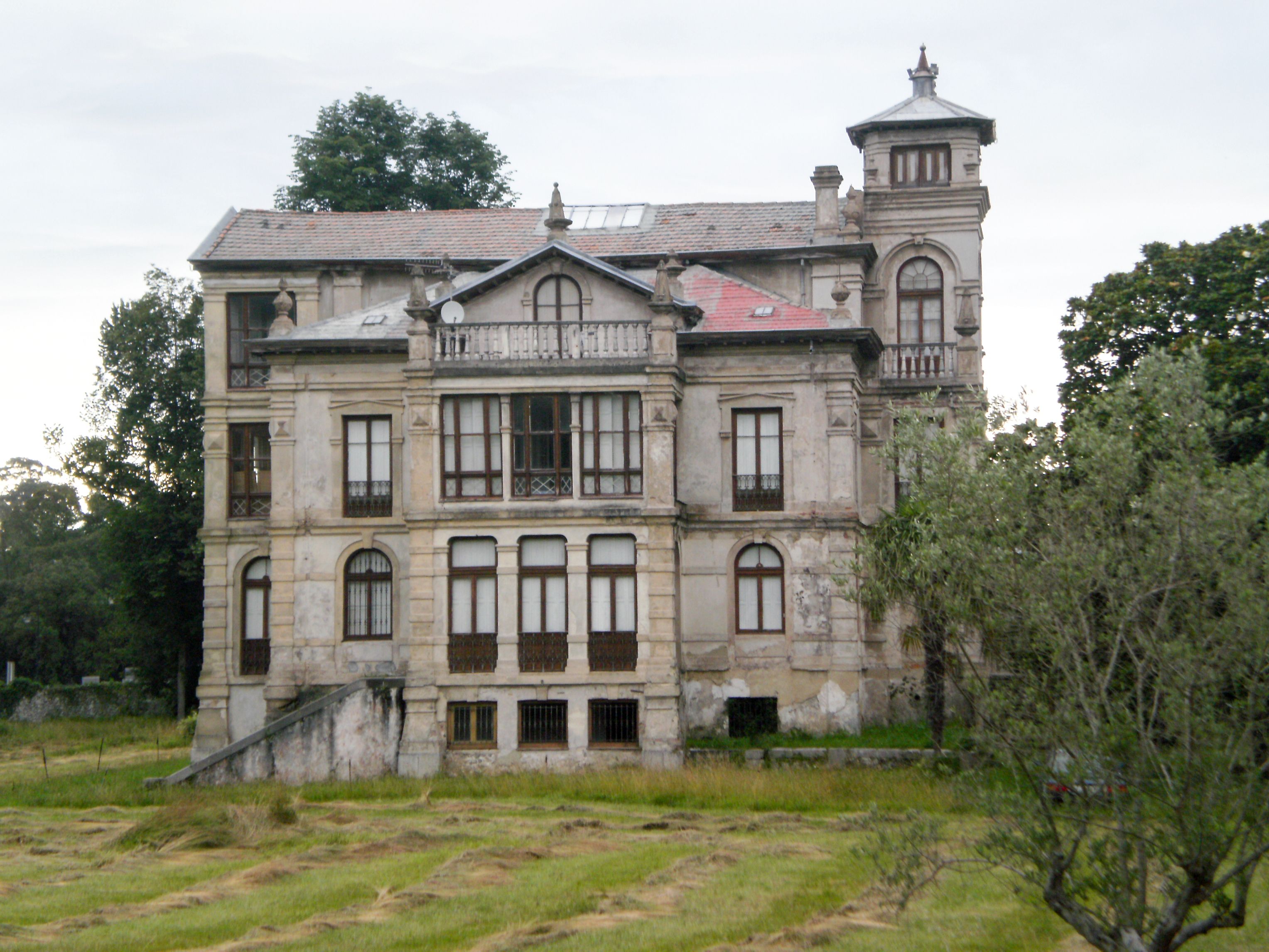 Villa Parres, la casa de cine donde se rodó la película El orfanato, en Llanes (Asturias).