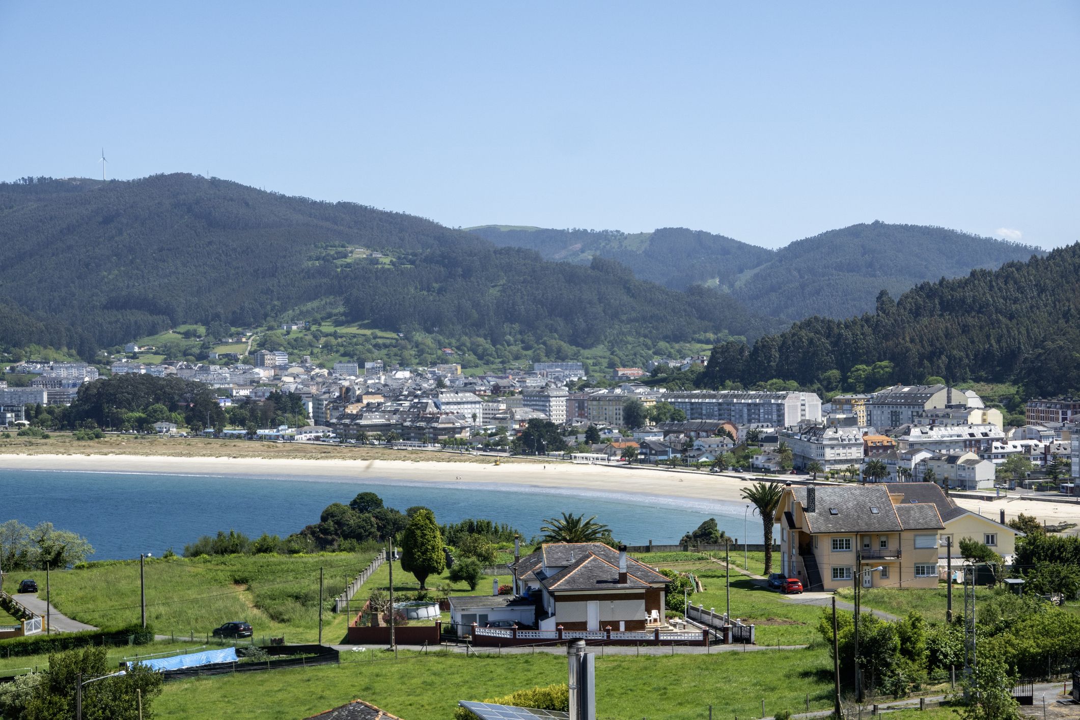 Vista panorámica de Viveiro, en Lugo, con la playa urbana y el paisaje de la Mariña Lucense al fondo.