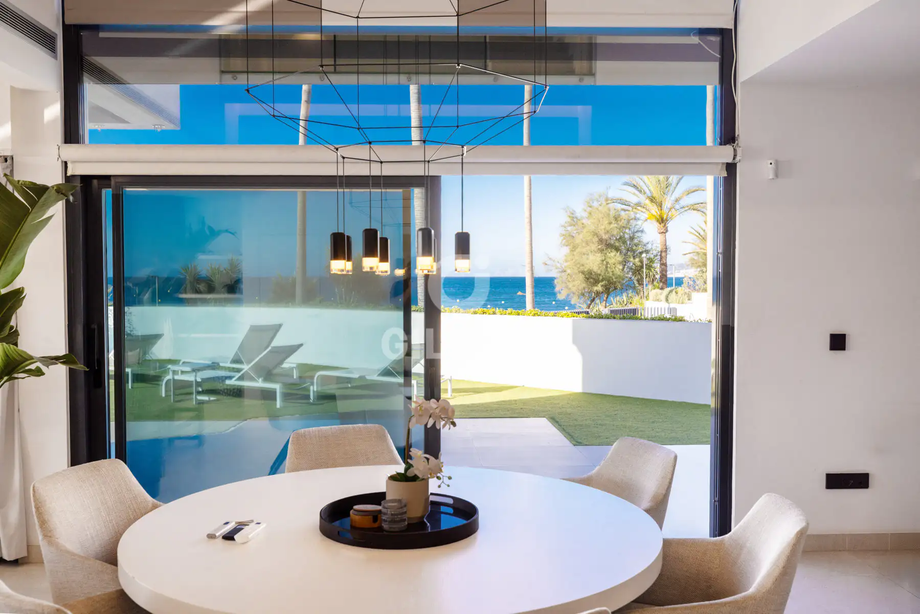 Comedor abierto al exterior con acceso directo a la terraza y vistas al Mediterráneo en Estepona