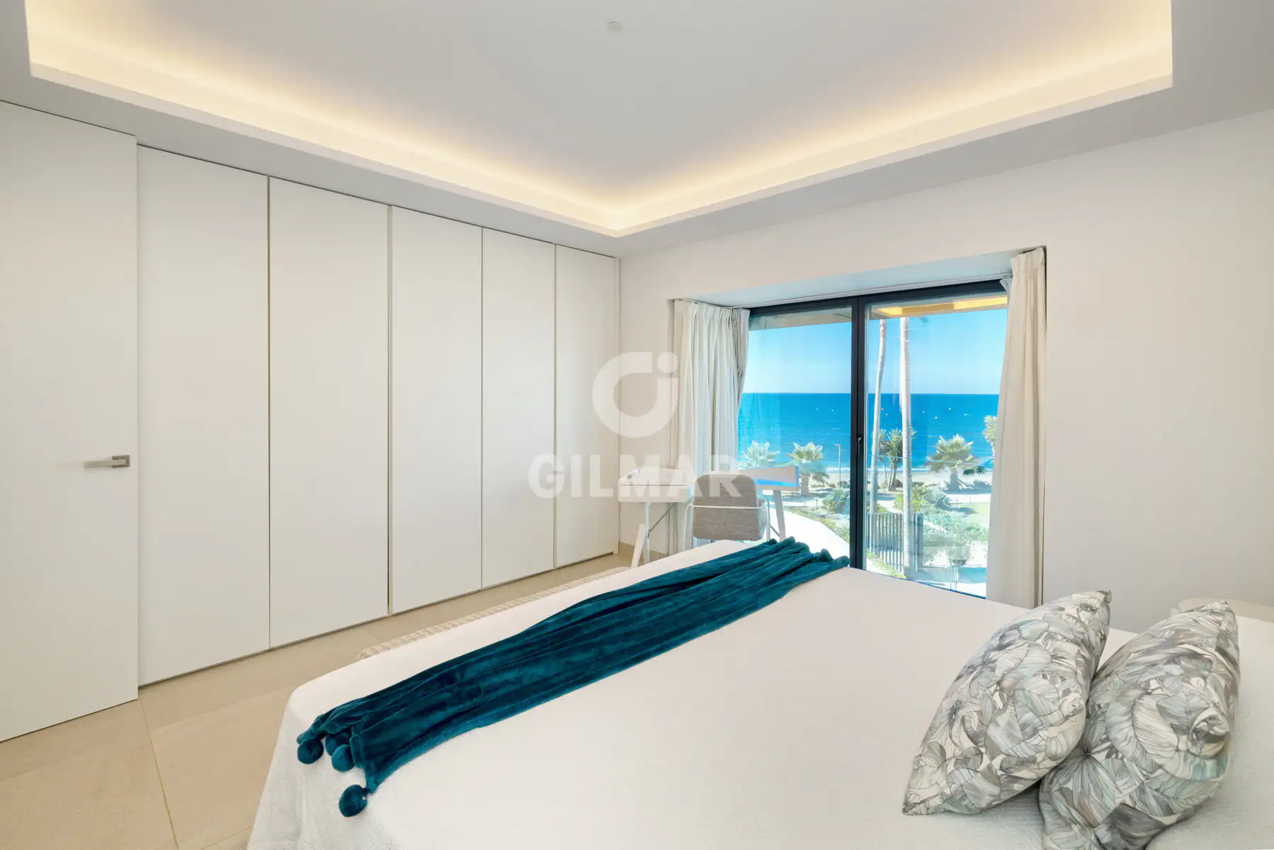 Dormitorio principal amplio y luminoso con vistas al mar en chalet de lujo en primera línea de playa
