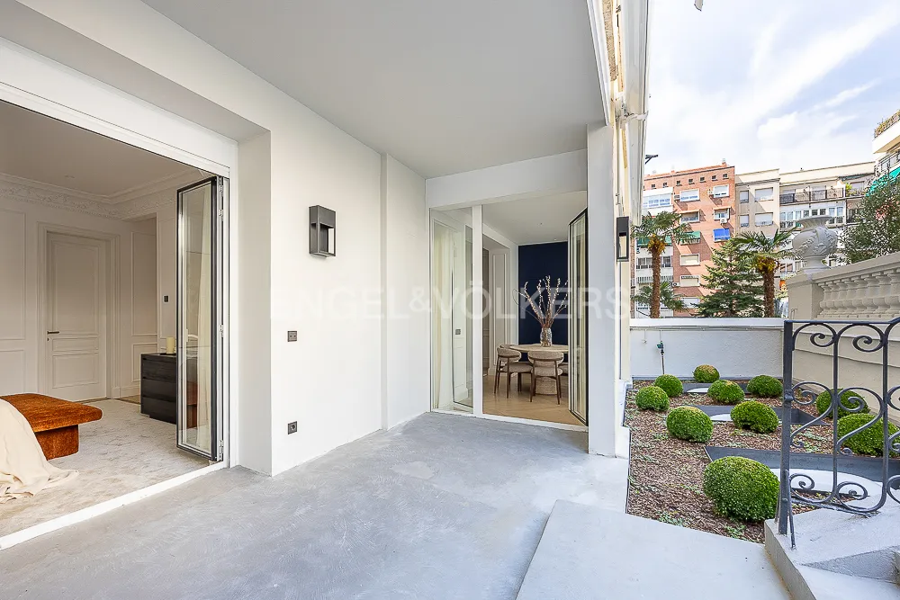 Dormitorio principal con acceso directo a la terraza privada de una casa junto a El Retiro en Recoletos