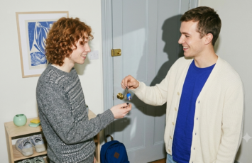 ¿Podemos dejarle las llaves de un piso de alquiler a un amigo mientras viajamos? Sí, pero no podemos subarrendar la vivienda