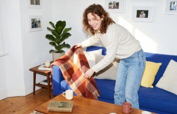 Cómo cambiar los textiles de casa del verano al otoño: 7 trucos fáciles para renovar tu decoración