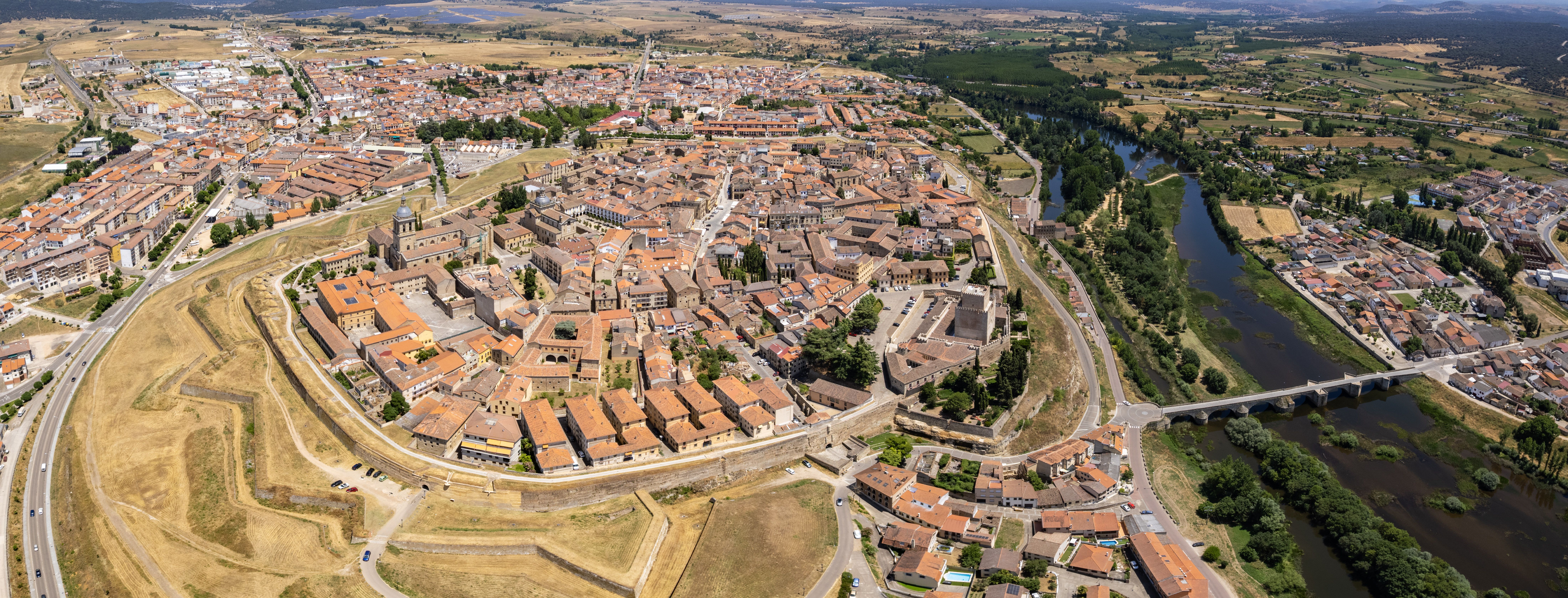 ¿Cuál es el municipio más barato de Castilla y León para comprar una casa? Viviendas por menos de 70.000 euros - Fotocasa Life Vista aérea de Ciudad Rodrigo