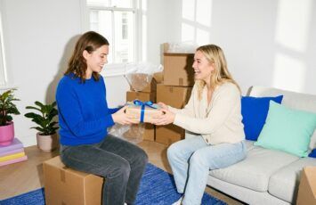 Qué regalar a una amiga que se acaba de mudar: 15 ideas prácticas y originales que sí va a usar